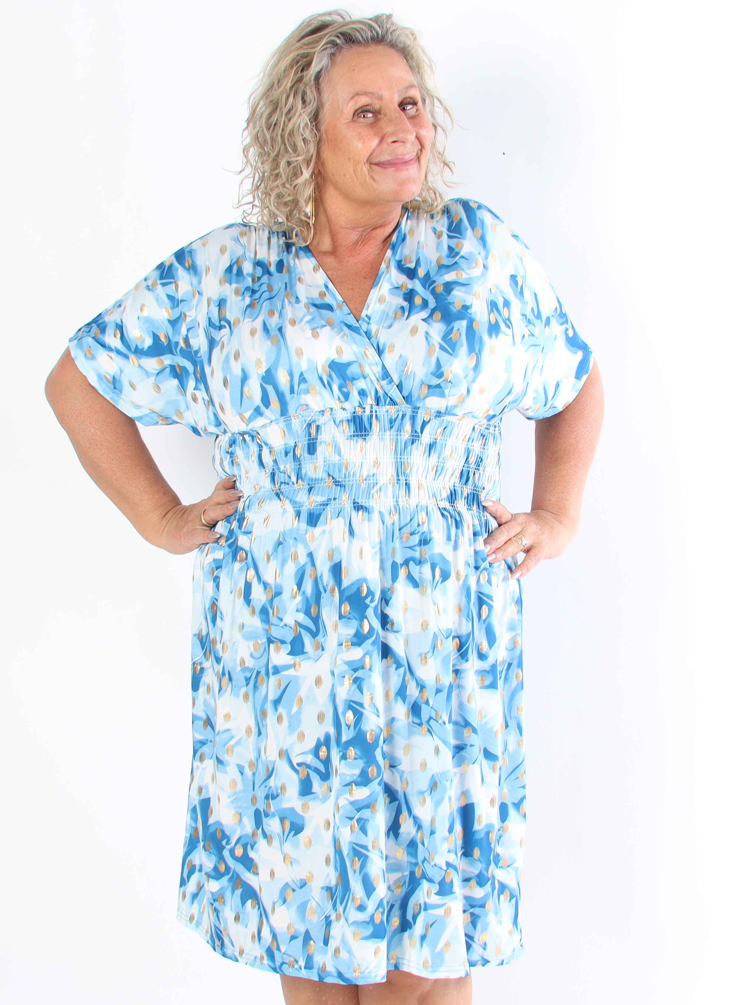 Pams Vacay Short - Mønstret elastisk plus size kjole med smock i taljen